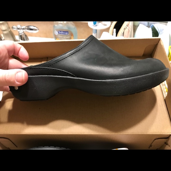 crocs cobbler 2.0 leather clog